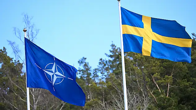 İsveç Bayrağı Göndere Çekildi