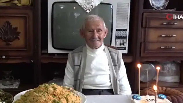 100. yaşına pasta keserek girdi
