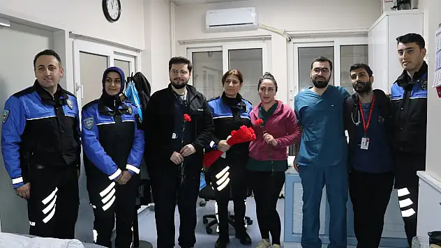 Polisler, sağlık çalışanlarının bayramını kutladı