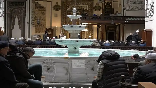 Ramazan'ın ilk cumasında camiler taştı