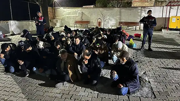 51 düzensiz göçmen, 3 göçmen kaçakçısı yakalandı