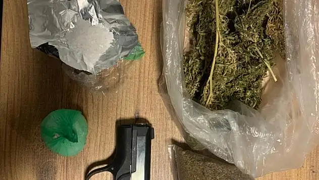 Ruhsatsız tabanca ve uyuşturucu ele geçirildi