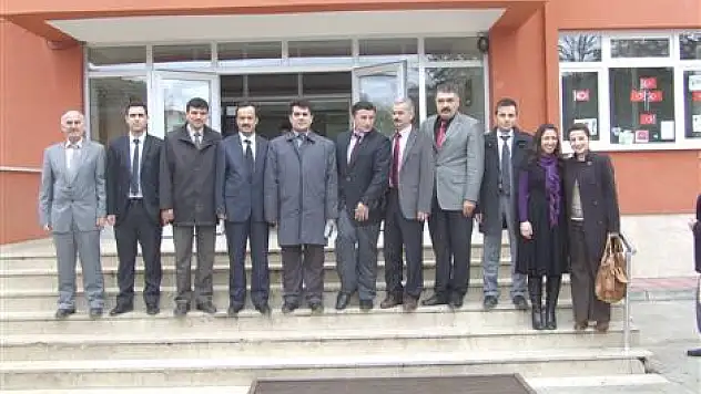 Kardeş okula bin kitap hediye edildi