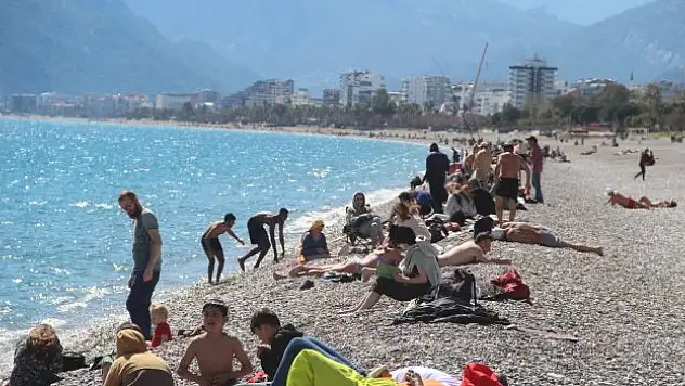 Antalya Yaz Mevsimini Yaşıyor