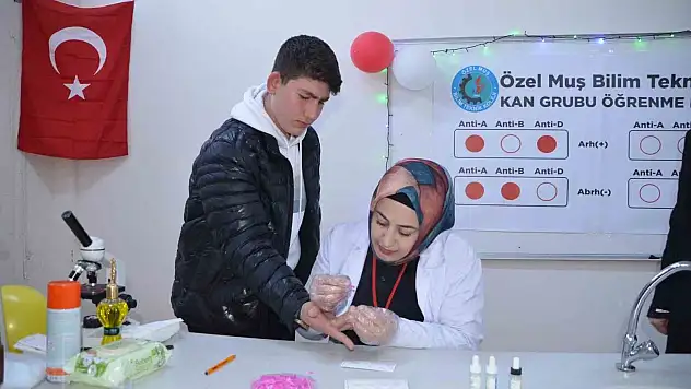 Kimya Öğretmeni Deney İle Kan Grubunu Buluyor