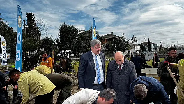 Öğrenciler fidan dikti