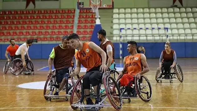 Tekerlekli sandalye basketbol takımında 32 yıldır ter döküyor