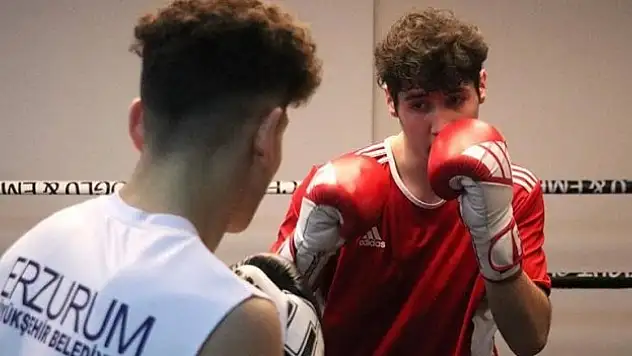 Obezken başladığı kick boksta şampiyonluktan şampiyonluğa koşuyor