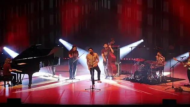 Portekizli şarkıcı CRR'de konser verdi