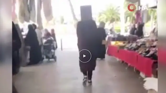 Kafasında karton kutuyla gezen kadın dikkat çekti