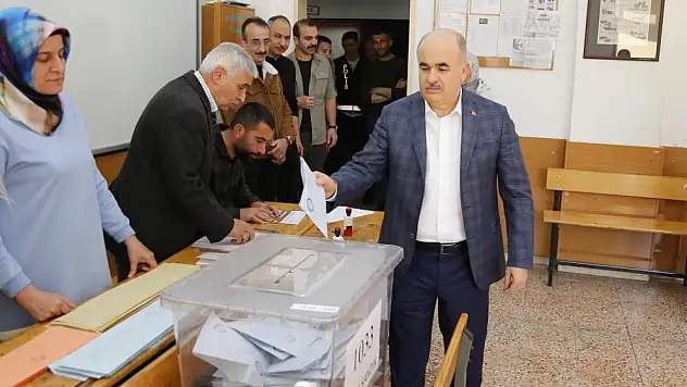 Çorum Valisi sandık başına gitti