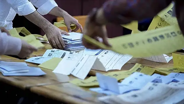 3 partinin oyu arttı, 4 partinin oyu düştü