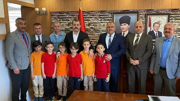 Yarışmacı öğrencilerden, Kaymakam Kaya'ya ziyaret