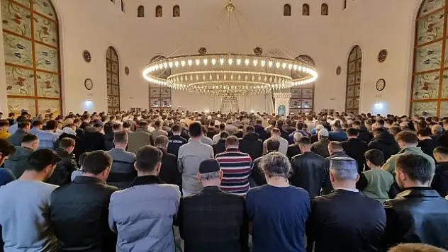 Baybur'ta camiler doldu