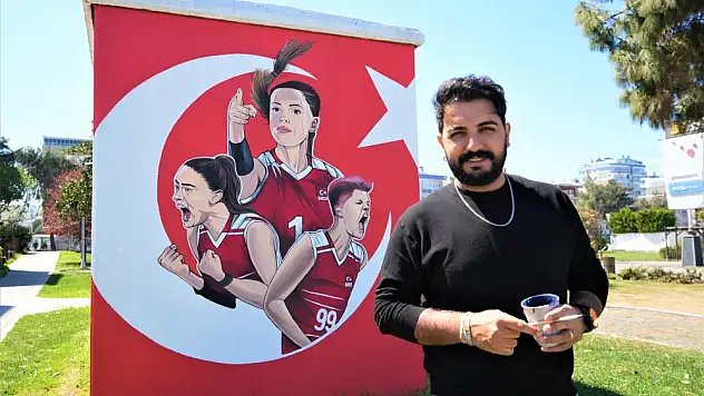 Elektrik trafolarını tuval gibi kullanıyor