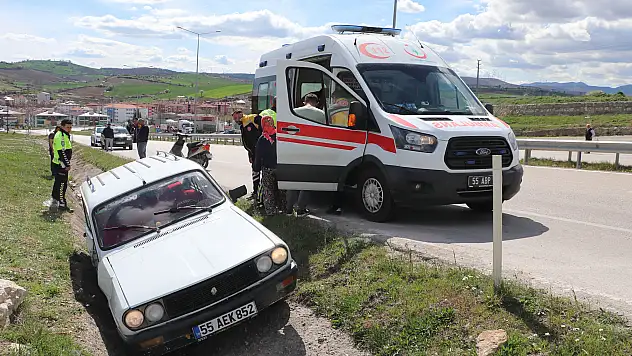 Otomobil yağmur suyu kanalına düştü