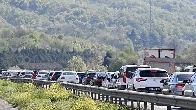 Otoyollarda bayram tatili dolayısıyla akıcı yoğunluk sürüyor