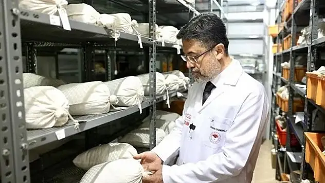 Bakan Yumaklı, Türkiye Tohum Gen Bankası'nda incelemelerde bulundu