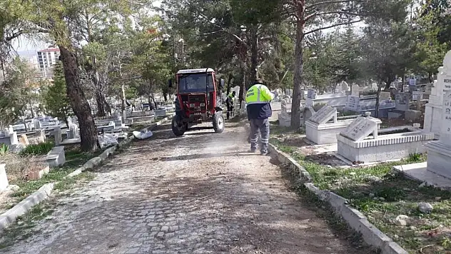 Belediyeden mezarlıkta bayram temizliği
