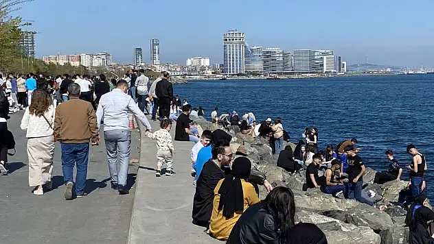 KİMİ AİLESİYLE YÜRÜYÜŞ KİMİ PİKNİK YAPTI