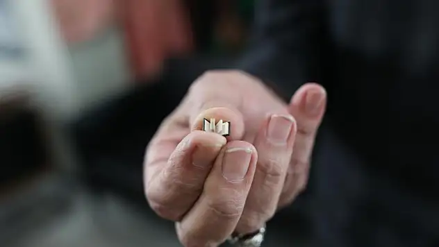 Tırnaktan bile küçük İncil, görenleri hayrete düşürüyor