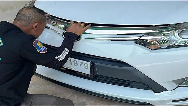 Tayland'da otomobilin kaputundan 16 kilo ağırlığında zehirli yılan çıktı