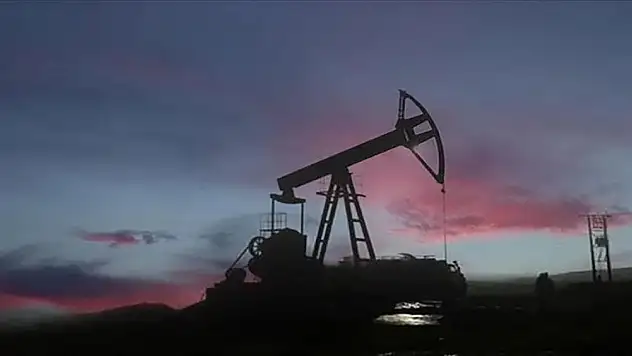 Küresel petrol arzı martta günlük 410 bin varil arttı