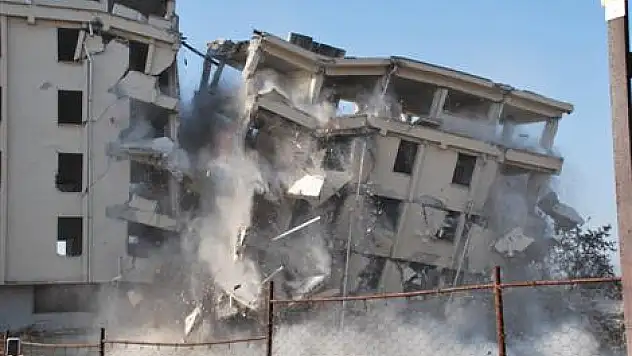 Çürük Raporlu Bina Yıkıldı