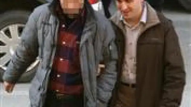 Eşine yaklaşınca gözaltına alındı