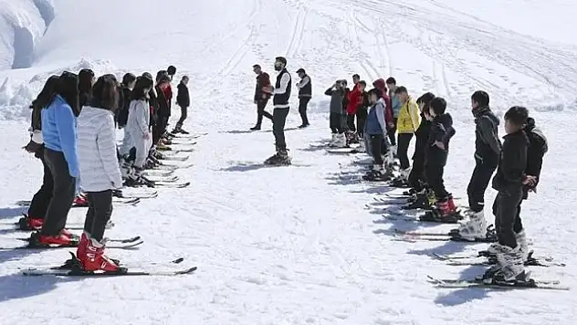 Hakkari'de 3 bin 200 öğrenciye kayak eğitimi verildi