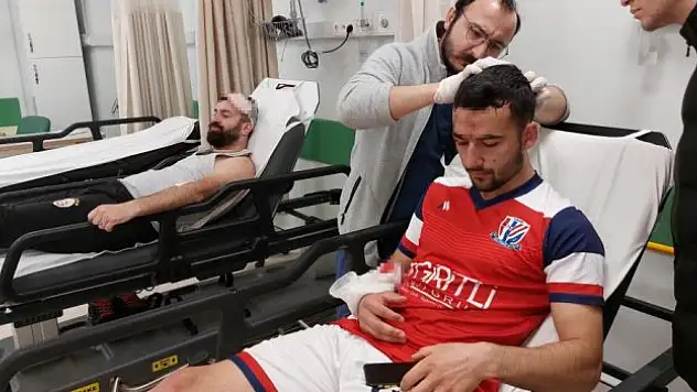 Havada çarpışan futbolcular kanlar içinde kalarak hastanelik oldu