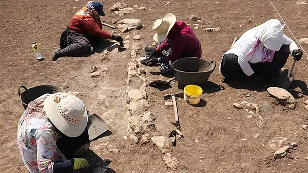 12 bin yıllık dört yapı ve su kanalı bulundu