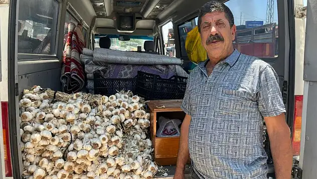 12 yıldır Ege'de usanmadan minibüsüyle ticaretini sürdürüyor