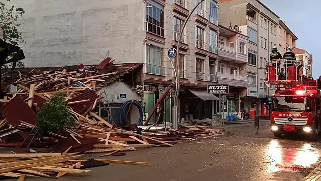 Fırtına Çatılara Zarar verdi
