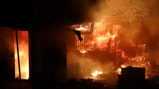 Yangından kurtardığı tavuğuna böyle sarıldı