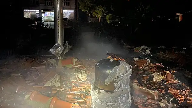 Çatı Yangını 3 saat Boyunca Söndürülemedi