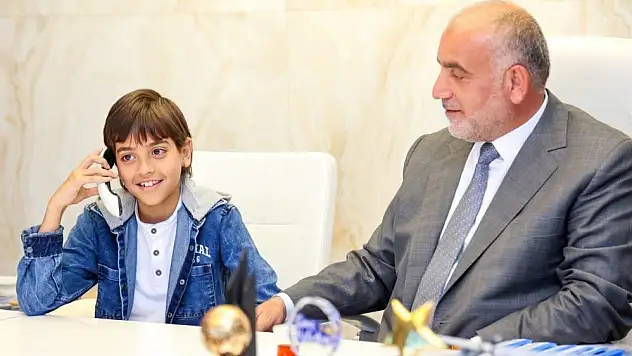 Başkan Sandıkçı, koltuğu çocuklara teslim etti