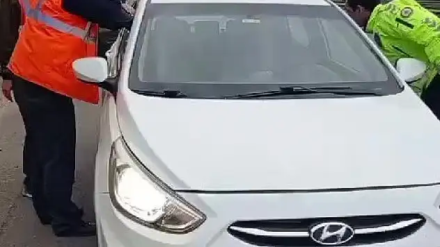 Araçta hareketsiz yatan şahıs polisi harekete geçirdi