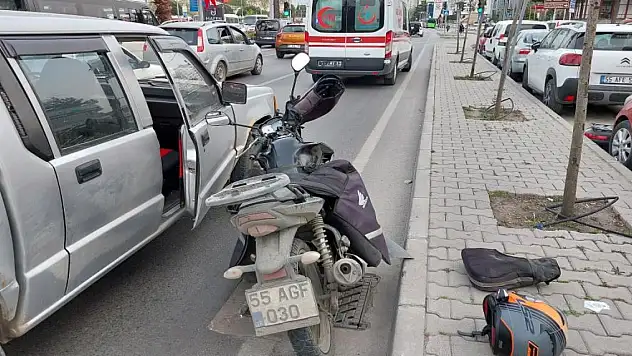 Motosiklet kamyonetin kapısına çarptı