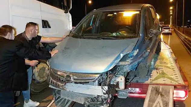 Otomobil tır ile çarpıştı