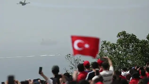 SOLOTÜRK, gösteri uçuşu yaptı