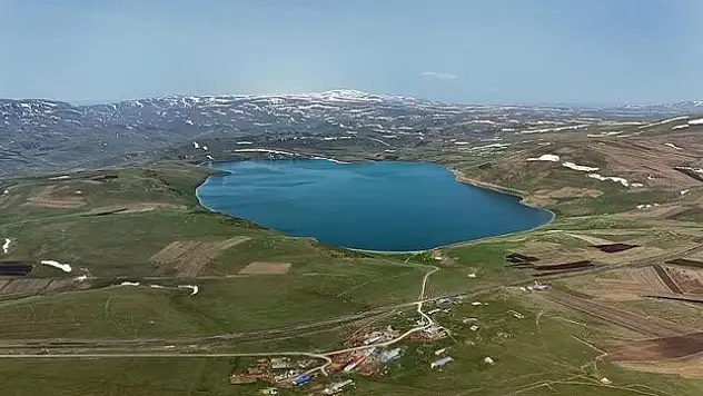 Kars'ta 2 bin 300 rakımdaki Aygır Gölü'nde buzlar çözüldü