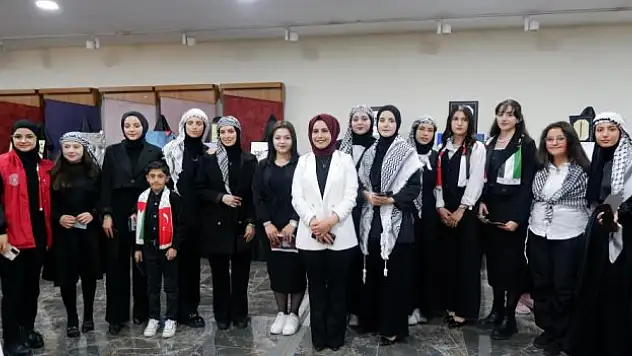 Gazze'nin sesini fırçalarıyla tuvale çizdiler