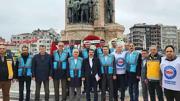Memur-Sen çelenk bıraktı