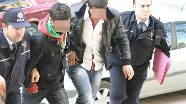 Otomobilde ele geçen silaha 5 gözaltı