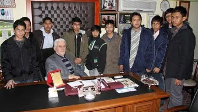 Misafir öğrencilerden işadamına vefa ziyareti