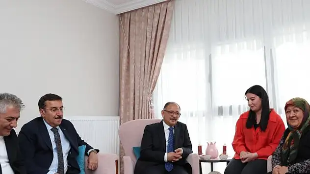 Bakan Özhaseki, depremzede aileyi ziyaret etti