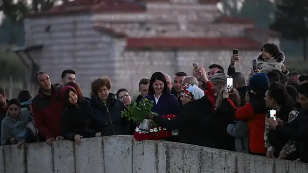 Edirne'de dilekler Tunca Nehri'ne bırakıldı