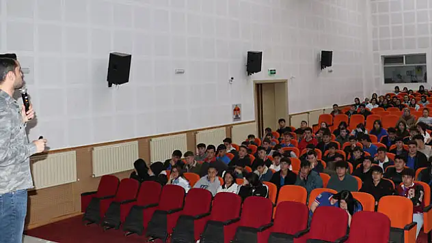 'Terör' konulu konferans düzenlendi