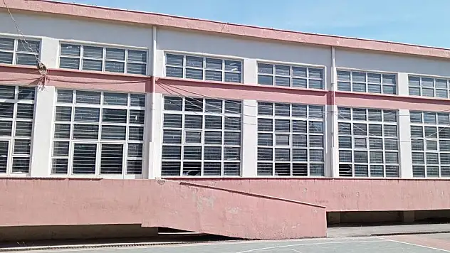 Bafra'da Kapalı spor salonunun camları kırıldı